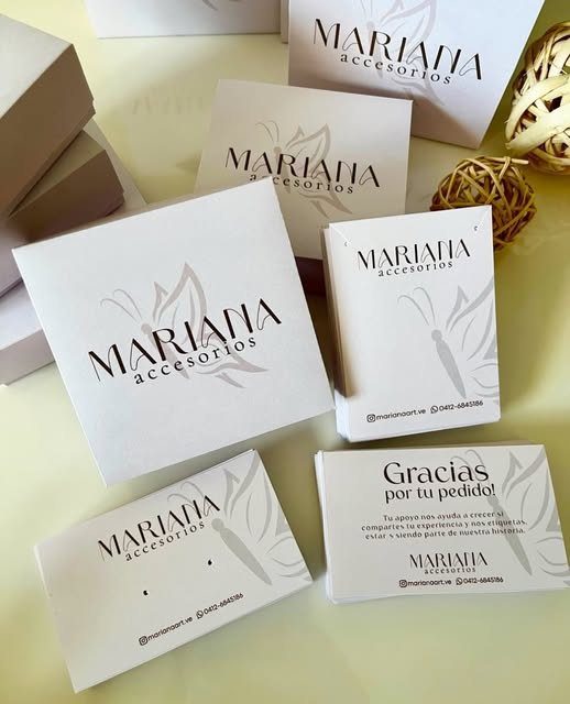 Sistema de empaque y papelería en tonos marfil y dorado