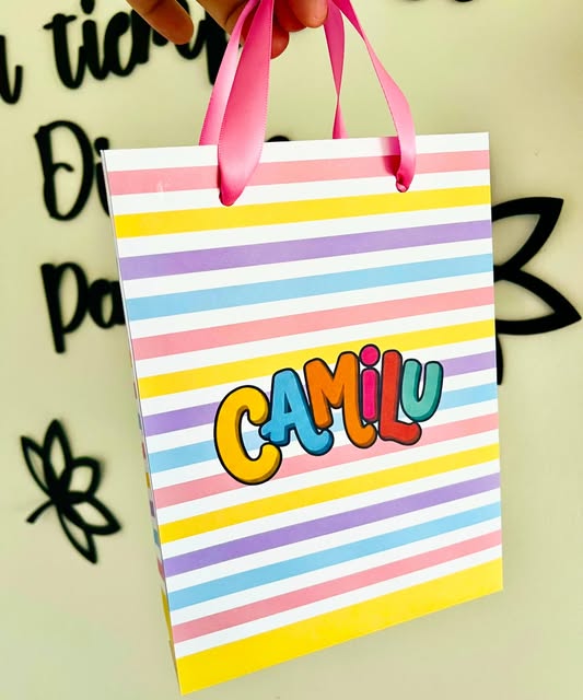 Bolsa de regalo con franjas multicolor y nombre personalizado