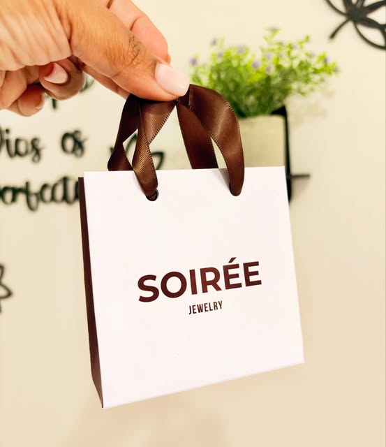 Bolsa de marca blanca con asas marrones y logotipo Soirée